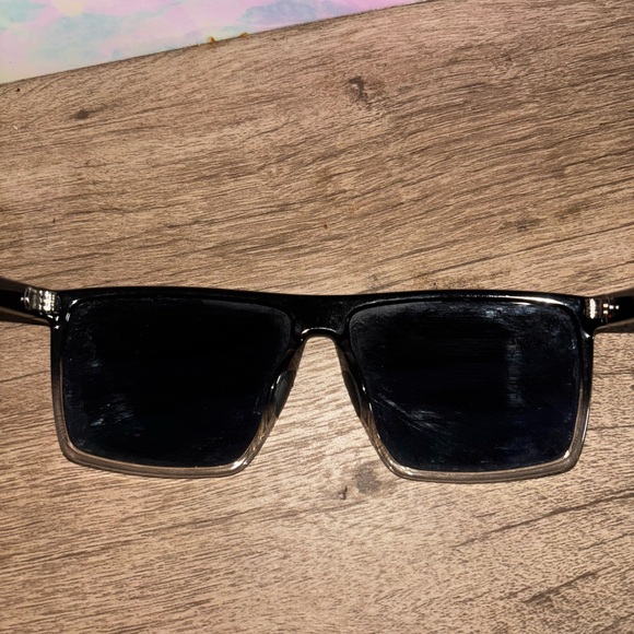 Sleek Black Sunglasses with Modern Rectangular Shape